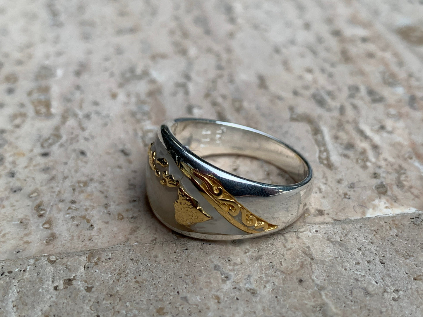 Hawaiian Islands Ring. Mother of pearl, Silver, Gold.