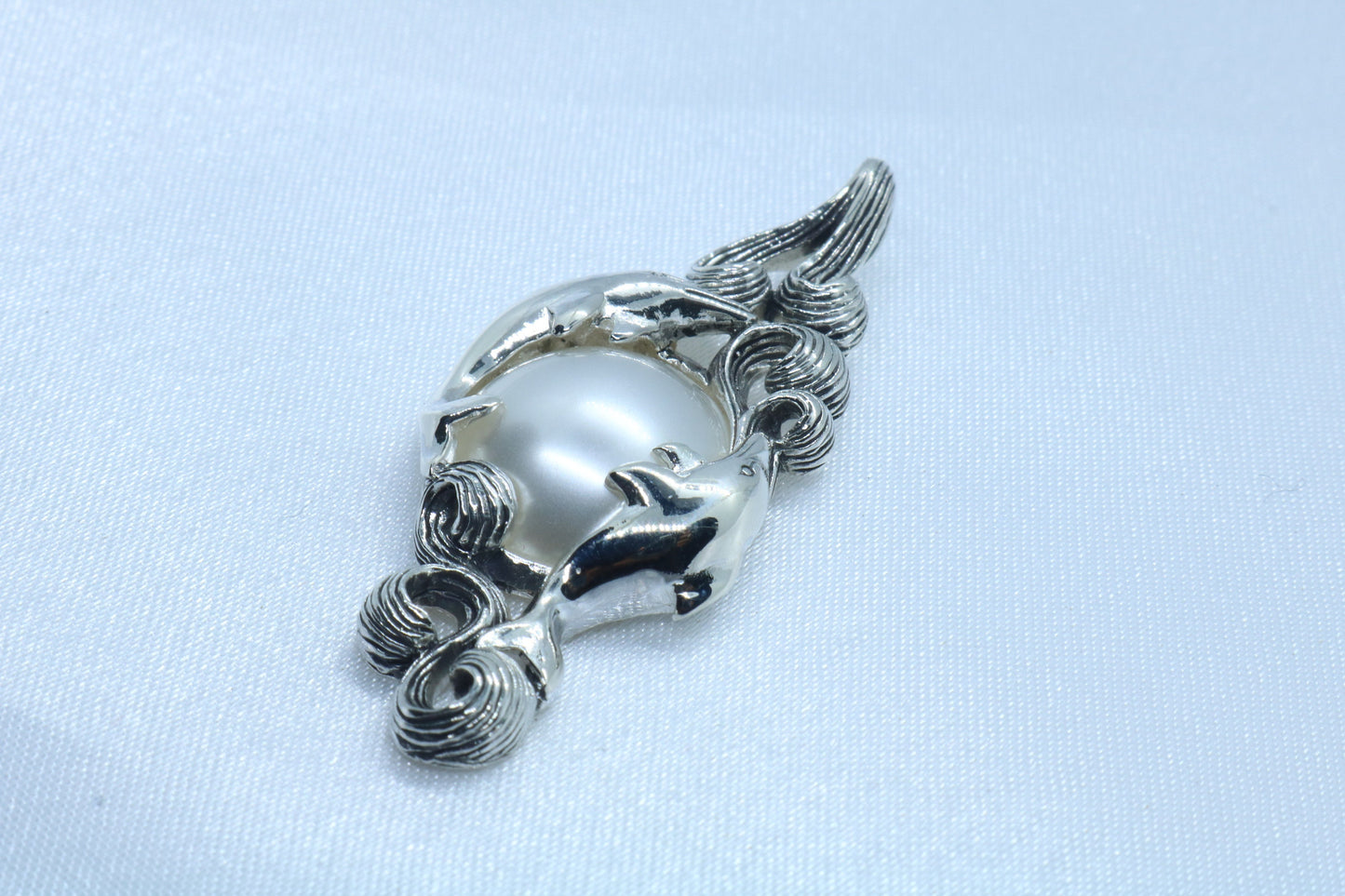Dolphins Mabe White Pearl Silver Pendant Necklace