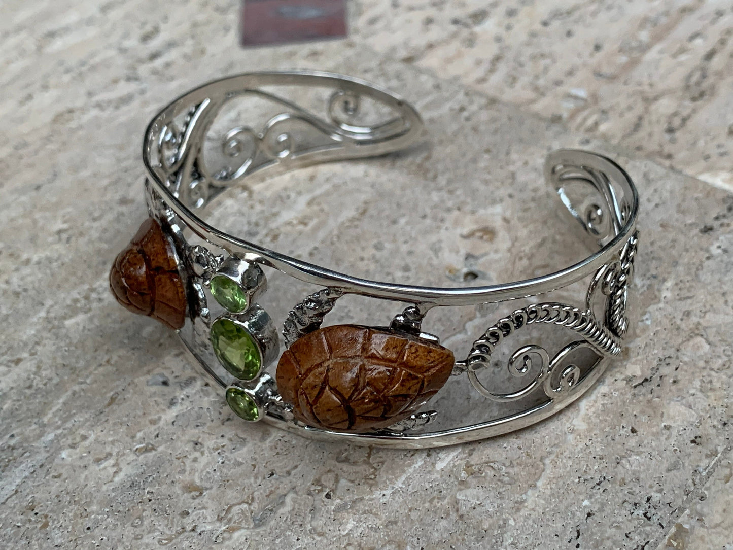 Hawaiian Koa Wood and Peridot Double Turtles Bracelet Cuff. Sterling Silver.