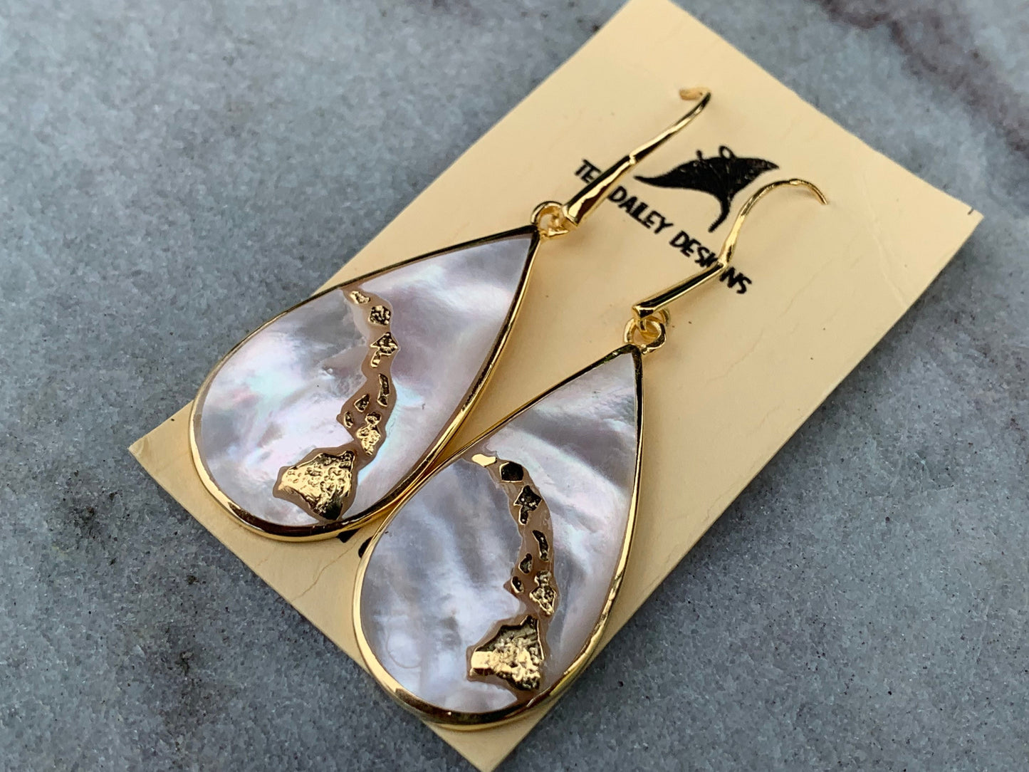 Teardrop Hawaii Islands Chain Earrings. 18k Gold Vermeil, Mother of Pearl.