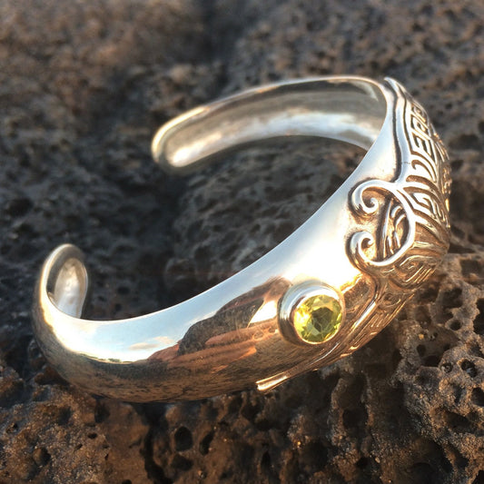 Manta Ray Stingray Bracelet Cuff. Sterling Silver. Peridot or Blue Topaz of your choice.