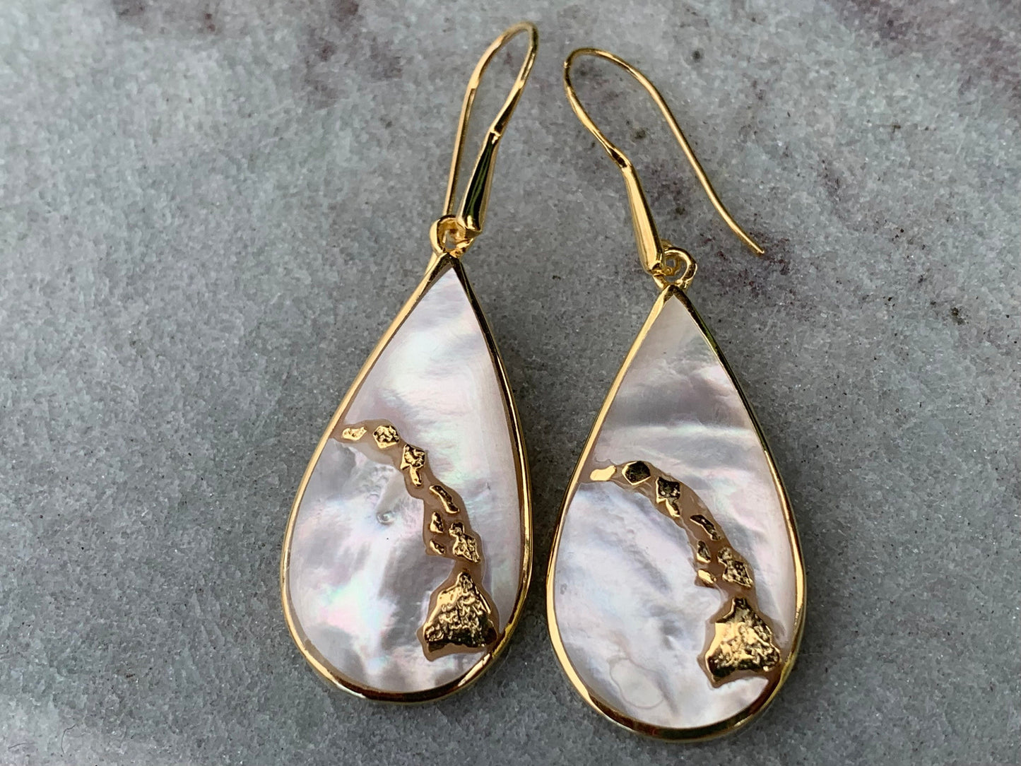 Teardrop Hawaii Islands Chain Earrings. 18k Gold Vermeil, Mother of Pearl.