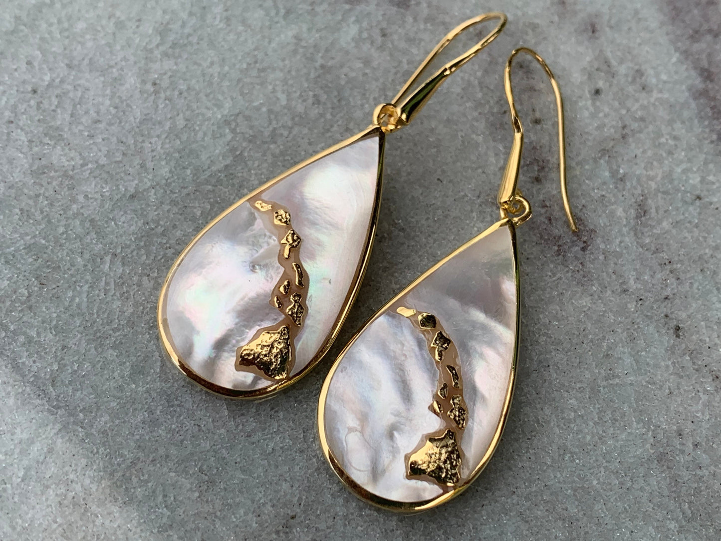 Teardrop Hawaii Islands Chain Earrings. 18k Gold Vermeil, Mother of Pearl.