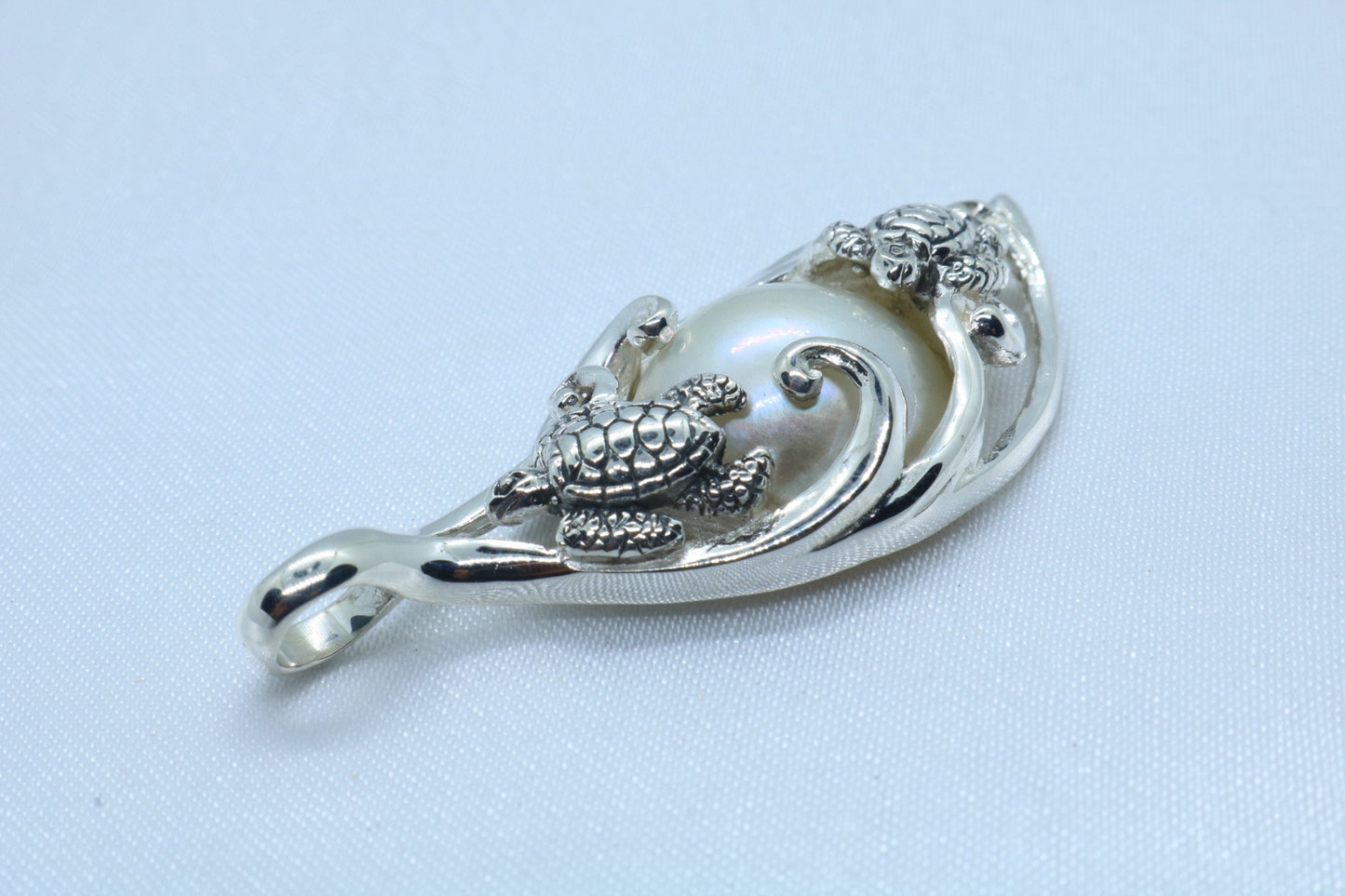 Turtles (Hawaiian Honu) Mabe White Pearl Pendant Necklace